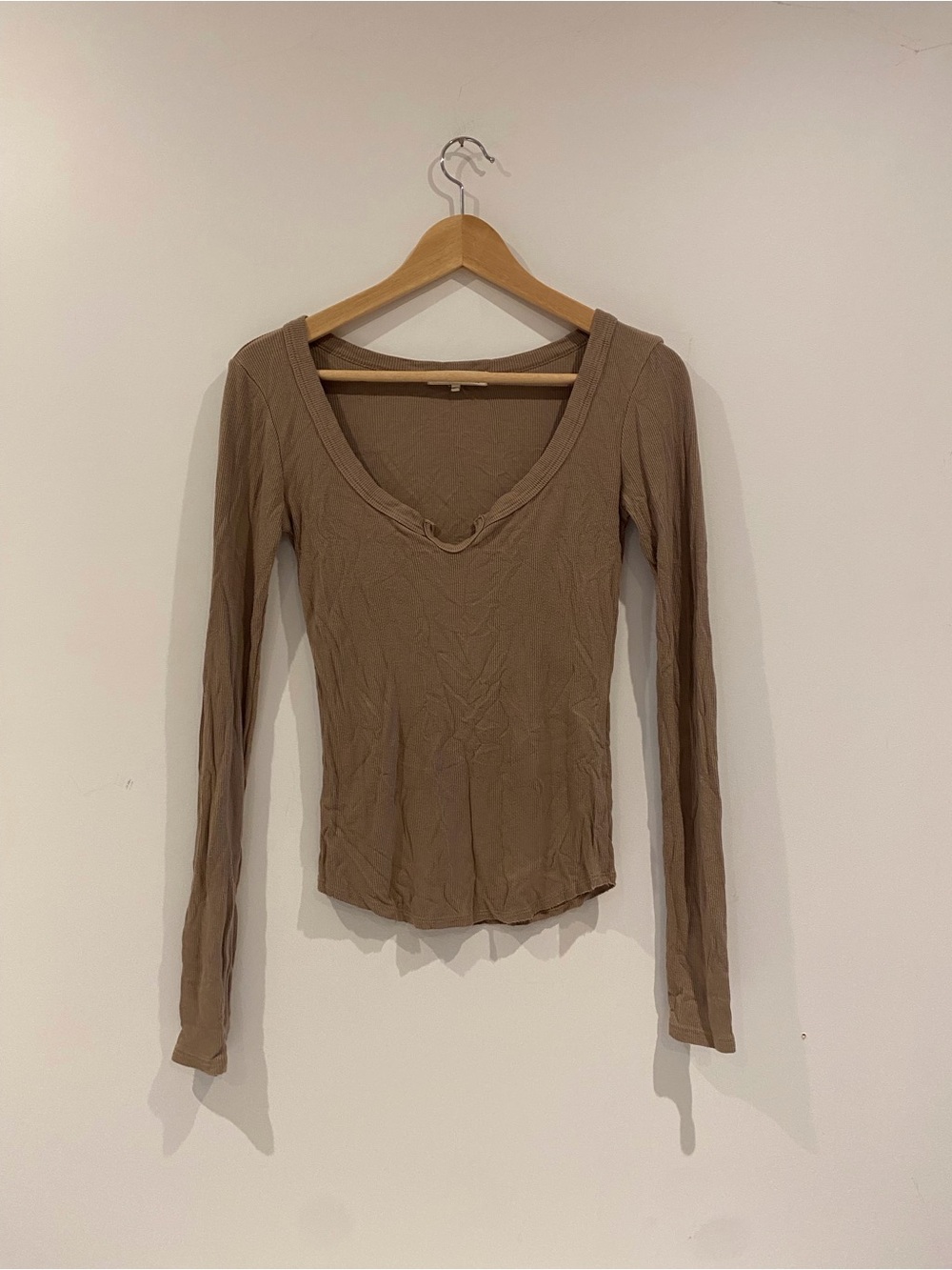 Joah Brown Long Sleeve Scoop Neck Top in Taupe Brown